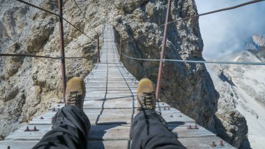 Monte Cristallo 'da asma köprüdeki turist, Dolomite Alpleri, İtalya