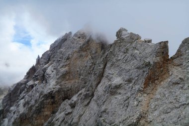 İtalyan Dolomitlerindeki güzel dağ manzarası. Dolomitler, İtalya