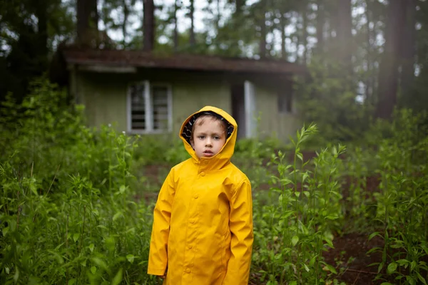 Ein Kind Gelbem Mantel Steht Wald Vor Einem Alten Holzhaus — Stockfoto