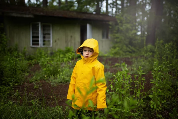 Ein Kind Gelbem Mantel Steht Wald Vor Einem Alten Holzhaus — Stockfoto