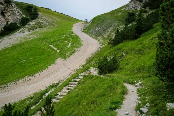 Steep Road Car Transport Running Mountains Dolomites Dolomites Italy — Stock Photo, Image