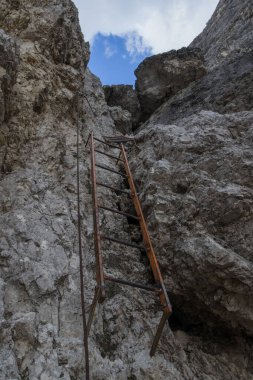 Ferrata yoluyla rotayı kolaylaştırmak için insan tarafından oluşturulan elementler. Dolomitler, İtalya