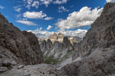 İtalyan Dolomitlerindeki güzel dağ manzarası. Dolomitler, İtalya