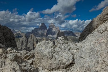 Dolomite Yolu 'ndan Tre Cime di Lavaredo' nun manzarası. Dolomitler, İtalya