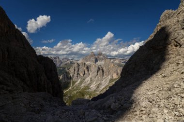 Dolomite Yolu 'ndan Tre Cime di Lavaredo' nun manzarası. Dolomitler, İtalya