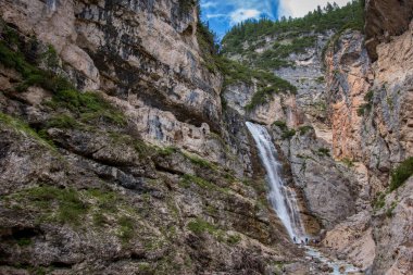 Dolomite Dağları 'nda şelale. Dolomitler, İtalya