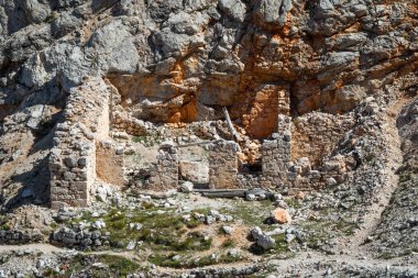 Dolomitlerin oradaki patikanın yanında duran eski, yıkık dökük bir bina. Dolomitler, İtalya