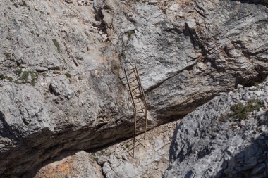 Ferrata yoluyla rotayı kolaylaştırmak için insan tarafından oluşturulan elementler. Dolomitler, İtalya