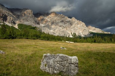 İtalyan Dolomitleri 'yle vadiden akan hızlı nehir. Dolomitler, İtalya