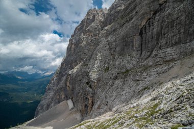 İtalyan Dolomitlerindeki güzel dağ manzarası. Dolomitler, İtalya