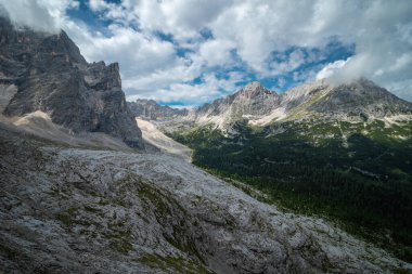İtalyan Dolomitlerindeki güzel dağ manzarası. Dolomitler, İtalya