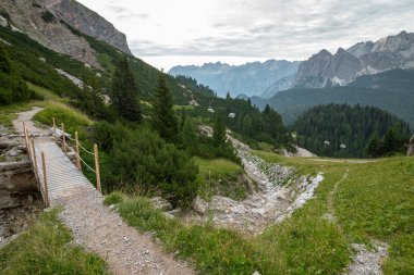 İtalyan Dolomitlerindeki güzel dağ manzarası. Dolomitler, İtalya