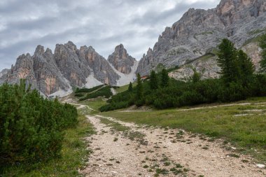 İtalyan Dolomitlerindeki güzel dağ manzarası. Dolomitler, İtalya