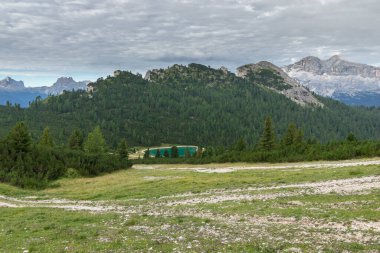 İtalyan Dolomitlerindeki güzel dağ manzarası. Dolomitler, İtalya