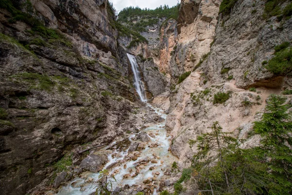 Cachoeira Nas Montanhas Dolomite Dolomites Itália — Fotografia de Stock