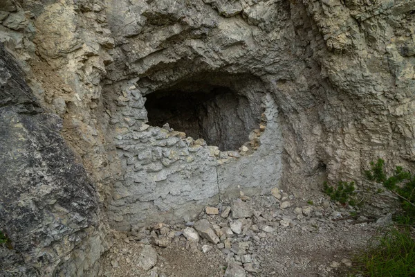 进入白云岩中的一个小洞穴 意大利白云石 — 图库照片