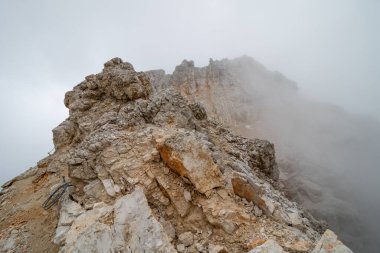 Cima di Mezzo 'nun (3154 m) tepesinden bulutlar tarafından görülemeyen görüntü. Dolomitler, İtalya