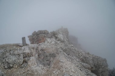 Cima di Mezzo 'nun (3154 m) tepesinden bulutlar tarafından görülemeyen görüntü. Dolomitler, İtalya