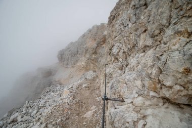 Ferrata yoluyla rotayı kolaylaştırmak için insan tarafından oluşturulan elementler. Dolomitler, İtalya