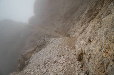 Ferrata yoluyla rotayı kolaylaştırmak için insan tarafından oluşturulan elementler. Dolomitler, İtalya