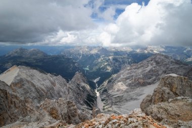 İtalyan Dolomitlerindeki güzel dağ manzarası. Dolomitler, İtalya