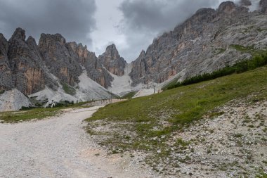 İtalyan Dolomitlerindeki güzel dağ manzarası. Dolomitler, İtalya