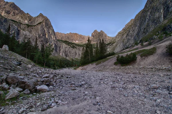 岩の景色を望む山岳ハイキングコース 野蛮人のアルプスの中のZugspitze塊 — ストック写真