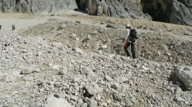 Alplerde dağ yolunda ekipmanlı bir turist. Zugspitze Massif, Bavyera Alpleri