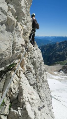 Ferrata üzerinden geniş bir açıyla geçiş ve dağ sırasının ve buzulun inanılmaz manzarası. Zugspitze Massif, Bavyera Alpleri