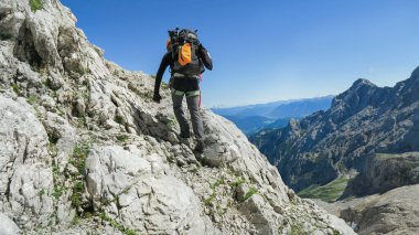 Alplerdeki Ferrata patikasında ekipmanlı bir turist. Zugspitze Massif, Bavyera Alpleri