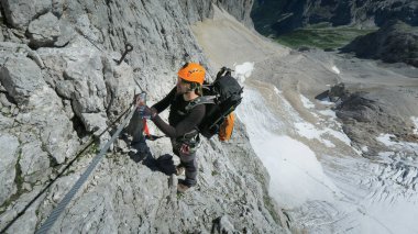 Ferrata üzerinden geniş bir açıyla geçiş ve dağ sırasının ve buzulun inanılmaz manzarası. Zugspitze Massif, Bavyera Alpleri