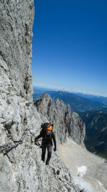 Ferrata üzerinden geniş bir açıyla geçiş ve dağ sırasının ve buzulun inanılmaz manzarası. Zugspitze Massif, Bavyera Alpleri