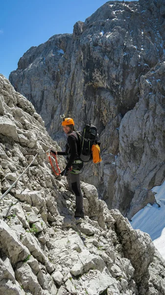 Turysta Sprzętem Trasie Ferrata Alpach Masyw Zugspitze Alpy Bawarskie — Zdjęcie stockowe