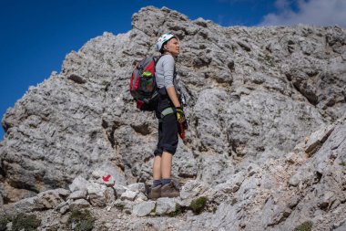 Dolomitlerde ekipmanla Ferrata patikasından geçen bir turist. Dolomitler, İtalya