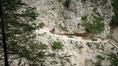 Geçitteki envanterin tamamında zor bir patikadan geçiyorum. Alplerdeki Dolomitler.