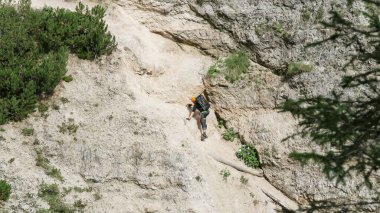 Geçitteki envanterin tamamında zor bir patikadan geçiyorum. Alplerdeki Dolomitler.