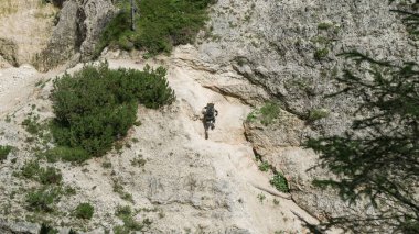 Geçitteki envanterin tamamında zor bir patikadan geçiyorum. Alplerdeki Dolomitler.