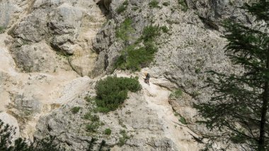 Geçitteki envanterin tamamında zor bir patikadan geçiyorum. Alplerdeki Dolomitler.