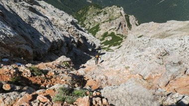 Ferrata üzerinden büyük bir açıyla geçiş ve dağ sırasının inanılmaz manzarası. Dolomitler, İtalya