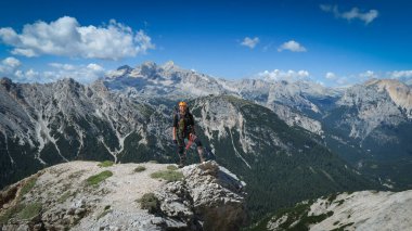 Alplerde dağ yolunda ekipmanlı bir turist. Dolomitler, İtalya