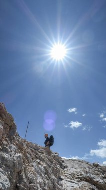 Dolomitlerdeki Ferrata patikasında ekipmanlı bir turist. Dolomitler, İtalya