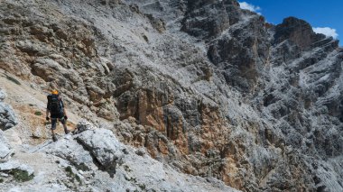 Dolomitlerdeki Ferrata patikasında ekipmanlı bir turist. Dolomitler, İtalya