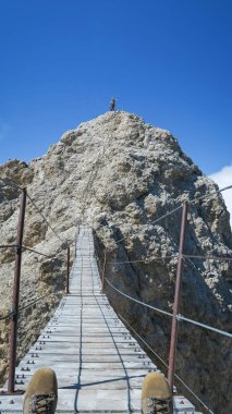 Monte Cristallo 'da asma köprüdeki turist, Dolomite Alpleri, İtalya. Dolomitler, İtalya