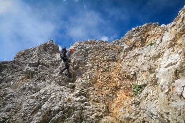 Alplerde dağ yolunda ekipmanlı bir turist. Dolomitler, İtalya
