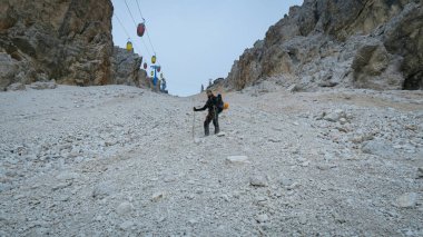 Forcella Staunies, Monte Cristallo grubu, Dolomites, İtalya 'ya teleferikli envanter parkındaki turist.