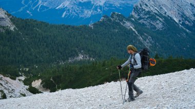 Alplerde dağ yolunda ekipmanlı bir turist. Dolomitler, İtalya