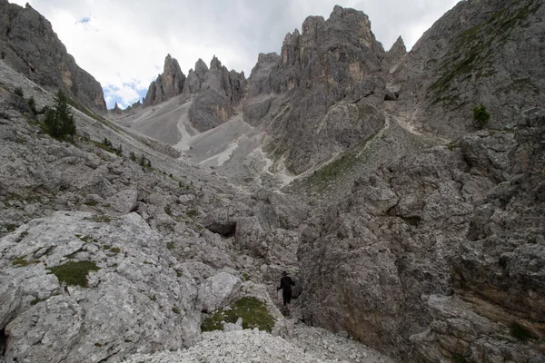 Женщина Пересекает Через Феррату Альпах Димитес Италия — стоковое фото