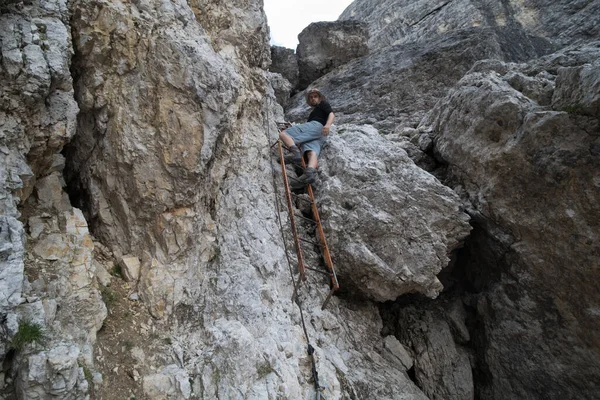 Турист Стоїть Драбині Віа Феррата Стежці Доломітах Dolomites Italy — стокове фото