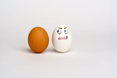 Komik yumurtalar. Yumurtaların üzerindeki yüzler gülümsüyor. Stüdyo