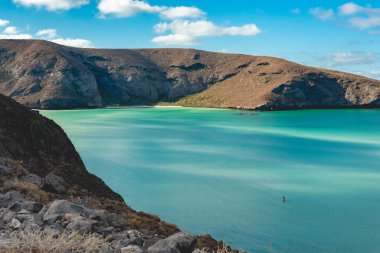 Playa Balandra (Balandra Sahili), Meksika 'nın Baja California Sur yarımadasında bulunan bir plajdır. Su çok sığ, ziyaretçilerin körfezi yürüyerek geçmelerini sağlıyor, dağlar ve kayalar arasında çok güzel bir manzara var.